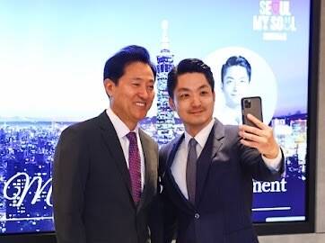 台北市長蔣萬安與韓國首爾市長吳世勳一起自拍社群軟體的動態照，為首爾行留下紀錄。（台北市政府提供）