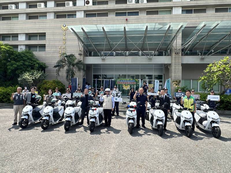 台南市警局獲得兩家民間企業共捐贈20輛警用電動機車。（圖：台南市警局提供）