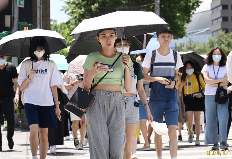 週二桃園以北、東部地區有局部陣雨，午後中南部地區及各山區需留意午後雷陣雨。（資料照）