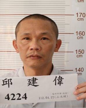 受刑人邱建偉逾假未歸遭通緝，今天中午在台南市新營區落網。（記者蔡宗勳翻攝）