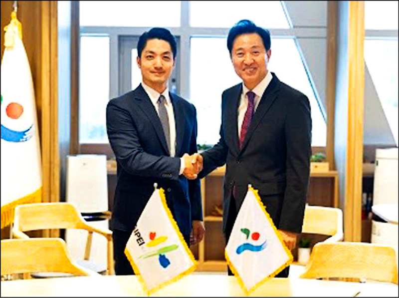 台北市長蔣萬安（左）與韓國首爾市長吳世勳一起自拍社群軟體的動態照，為首爾行留下紀錄。（台北市政府提供）