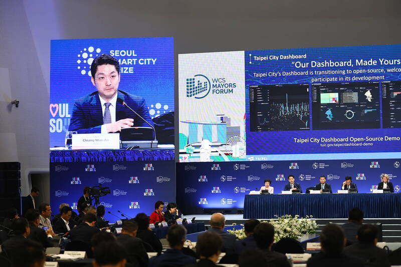 台北市長蔣萬安在世界城市高峰會市長論壇中，以英語演講分享台北在數據導向下的創新治理實踐，也倡議開源資料。（台北市政府提供）