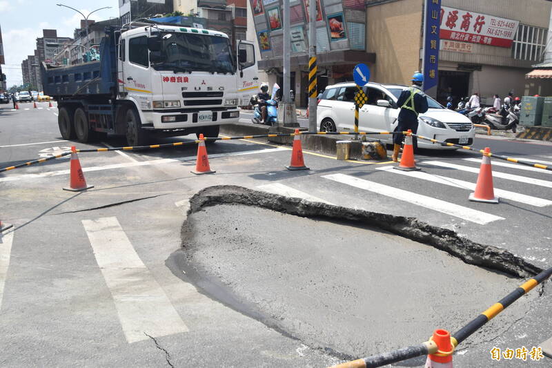 岡山舊省道岡山路與維新路口，今天上午6點多突然沉陷，出現1個約3米寬的坑洞。（記者蘇福男攝）