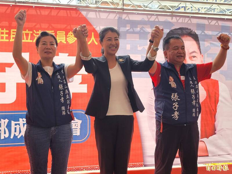 前仁愛鄉長張子孝（右）成立競選總部正式宣布參選山地原住民立法委員，南投縣長許淑華（中）也到場站台祝福。（記者佟振國攝）