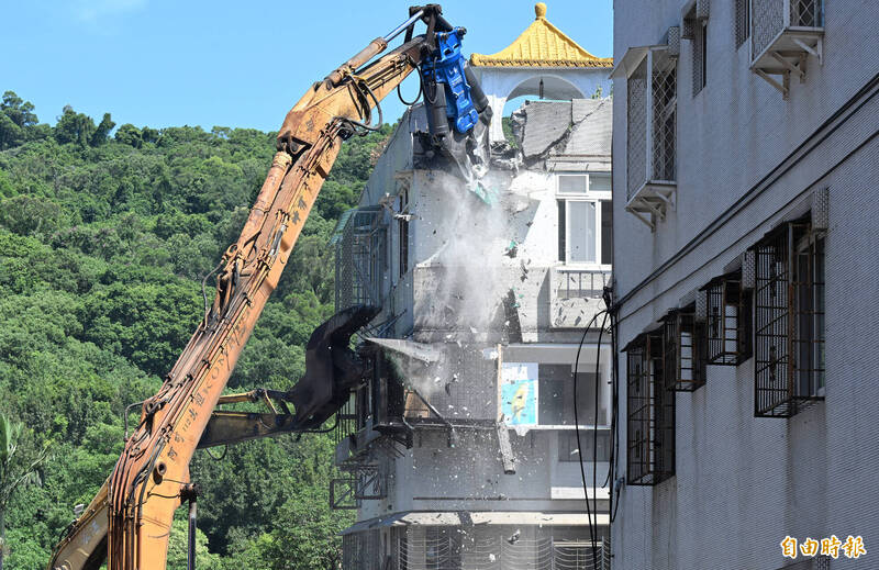 大直基泰工地受損房屋拆除案，塌陷民宅26日開拆。（記者廖振輝攝）