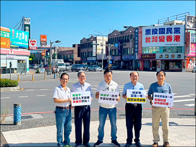 民進黨推出「票投國民黨，台灣變香港」競選看板，立委參選人陳俊宇（中）「五問」侯友宜。（陳俊宇競辦提供）