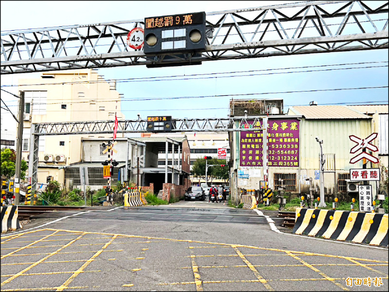 斗六市區內鐵路沿線有7處平交道,影響市區交通,地方爭取鐵路高架化。(記者黃淑莉攝) 斗六市區內鐵路沿線有7處平交道,影響市區交通,地方爭取鐵路高架化。(記者黃淑莉攝)