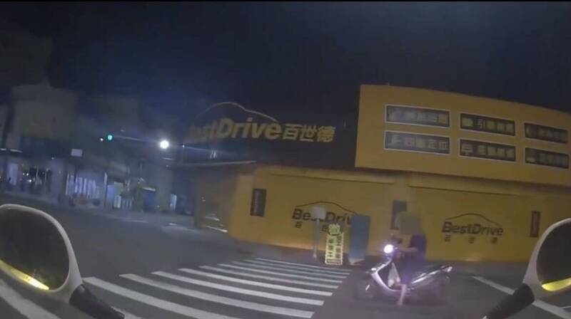 男騎車欲闖紅燈見警急煞 雙手顫抖被查出毒品