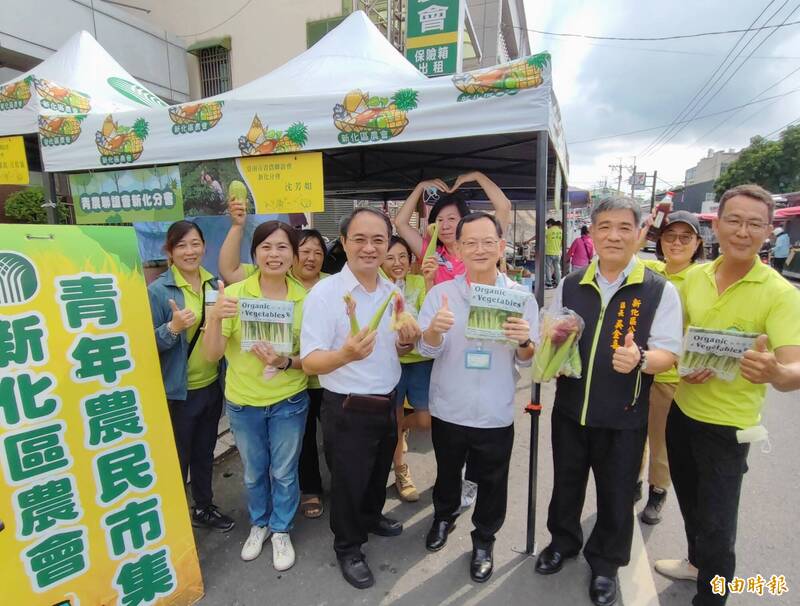 新化區農會結合市政府農業局在中秋節前夕舉辦青農市集，也推廣食農教育。（記者吳俊鋒攝）