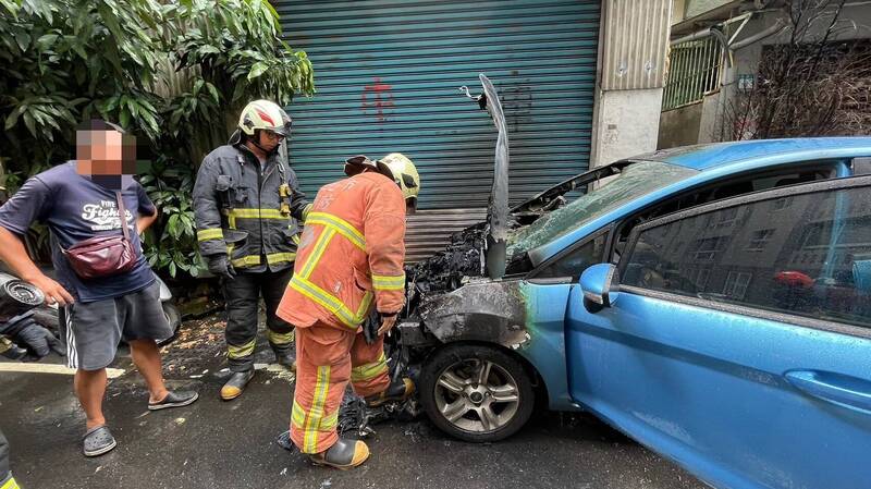 洪男駕車行經新北市樹林時，車輛突然起火，消防人員趕抵現場將火勢熄滅。（記者陸運鋒翻攝）