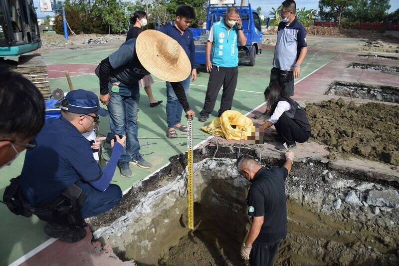 施工人員在地基約1公尺處挖到白色頭骨，嚇得立刻報警。（民眾提供）