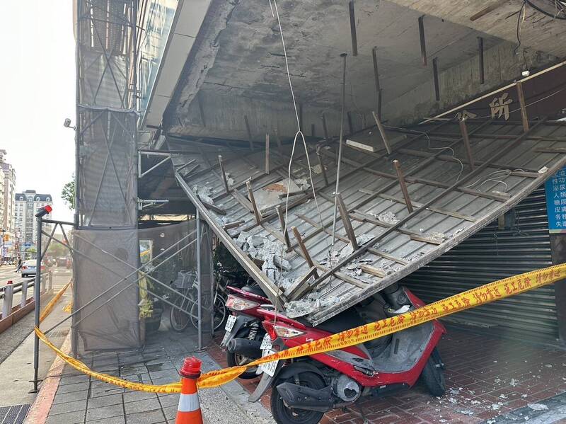 台北市重慶北路二段某處騎樓，傳出今上午9時天花板整片崩落。（台北市議員陳怡君提供）