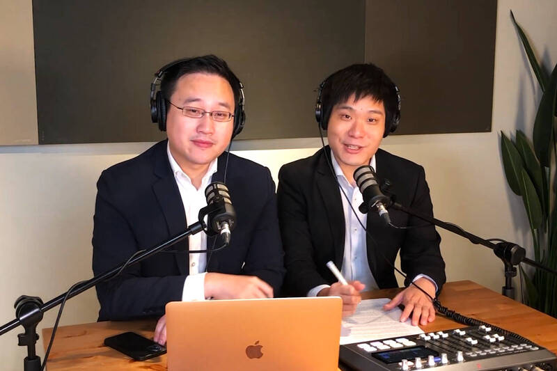 民進黨國際部推出英語Podcast節目，由趙怡翔（左）及王健智（右）共同主持，並邀請國際政要、學者及其他意見領袖與談。（圖擷自「Global Voices On Taiwan」YouTube頻道）