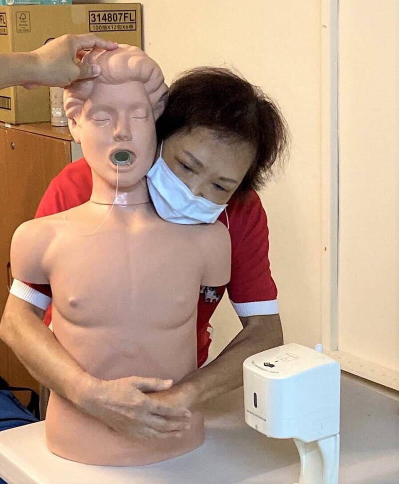 素華姐接受2個月照服員訓練班後,成功取得證照。(斗六就業中心提供) 素華姐接受2個月照服員訓練班後,成功取得證照。(斗六就業中心提供)