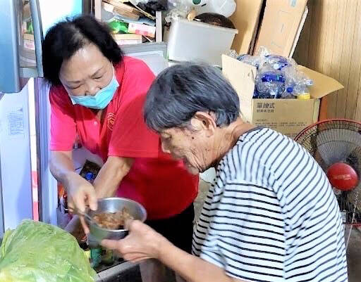 現年73歲的素華姐(左),透過雲林斗六就業中心媒合,二度就業成為照服員。(斗六就業中心提供) 現年73歲的素華姐(左),透過雲林斗六就業中心媒合,二度就業成為照服員。(斗六就業中心提供)