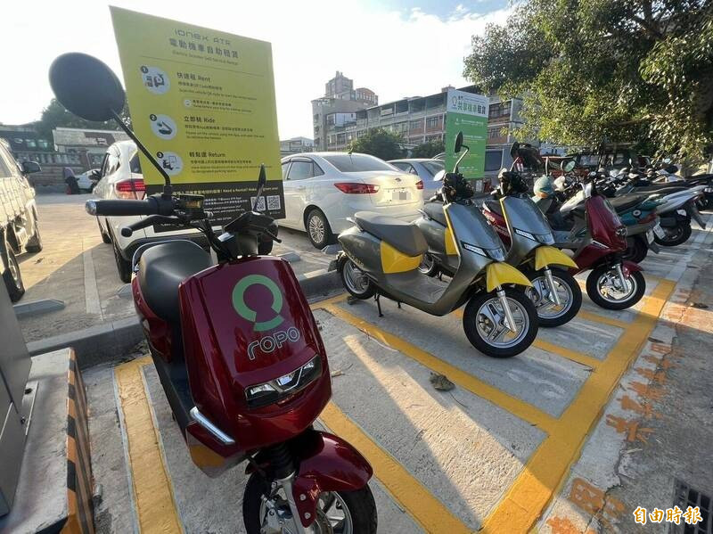 金門「電動共享運具」上路，全縣設有6處據點有專有停車位。（記者吳正庭攝）