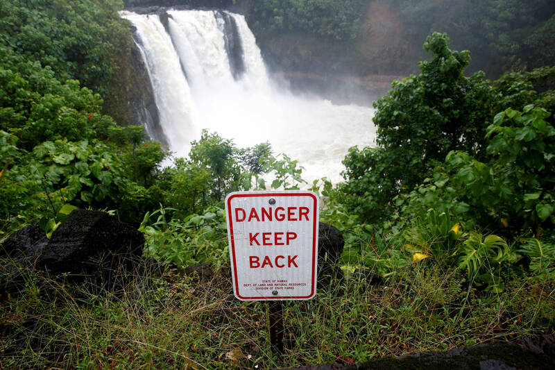 66歲父親迪巴爾與家人在考艾島州立公園瀑布步道健行時不慎滑倒摔入水底身亡。示意圖，圖與新聞事件無關。（路透）