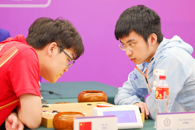 
Taiwanese go player Hsu Hao-hung, right, faces off against China’s Ke Jie in the men’s individual go final at the Asian Games in Hangzhou, China, yesterday.
Photo: CNA