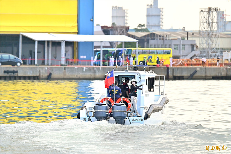高雄港警在海面上穿梭巡邏，難以越雷池一步。（記者李惠洲攝）