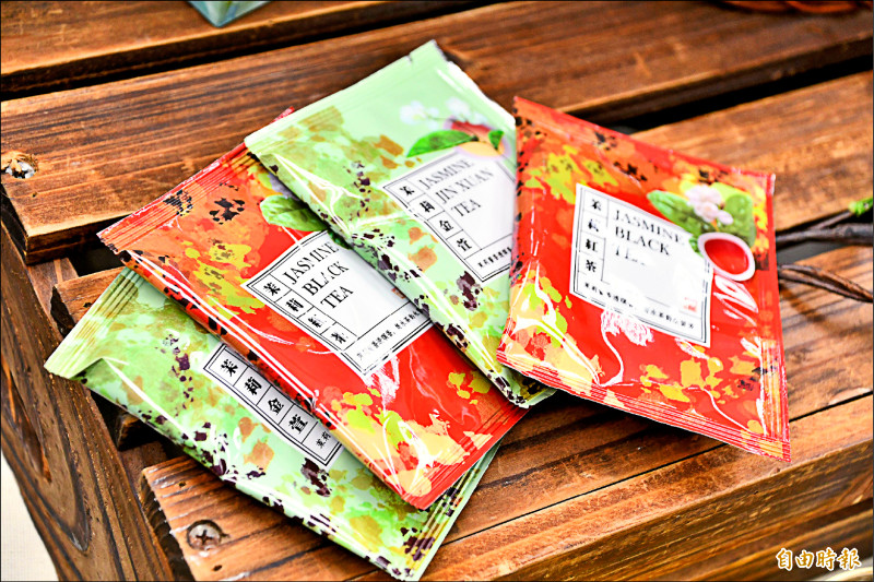 茉莉花茶聯名款專攻年輕族群。(記者劉曉欣攝) 茉莉花茶聯名款專攻年輕族群。(記者劉曉欣攝)