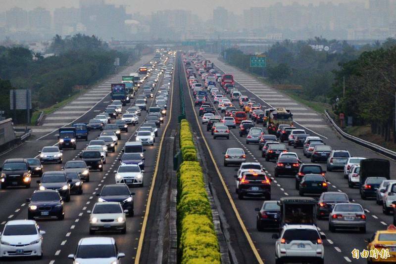 中秋連假首日國道多路段壅塞，高速公路局指出，上午10點車流將達高峰，瓶頸路段恐塞到下午。（資料照）（記者鄭瑋奇攝）