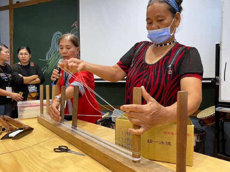 教育部日前舉辦「達悟民族教育論壇」，社區大學教師郭良桃示範「整經」工序，纖維需經整經後，才有辦法進行編織。（教育部提供）