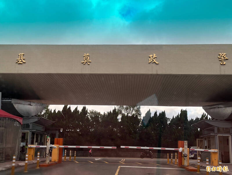 中央警察大學在昨日中秋節前夕驚傳學生返鄉專車司機酒測超標插曲，學生自治會發現一名駕駛3次酒測超標，通報桃警龜山分局，晚間另名遊覽車司機到校通過酒測，順利載送學生們回家。（記者闕敬倫攝）