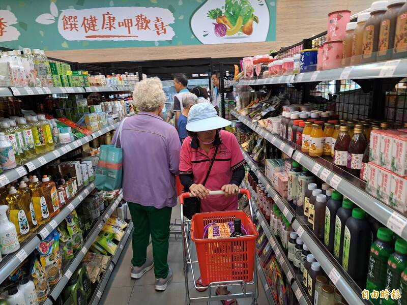 新竹市府社會處表示，今年的重陽敬老金2000元會在10月1日入帳，且有超過6萬8千名長者受惠。（記者洪美秀攝）