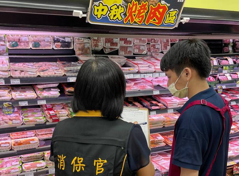 台南市府法制處查核中秋食商品價格與供應情形，為消費者權益把關。（台南市府法制處提供）