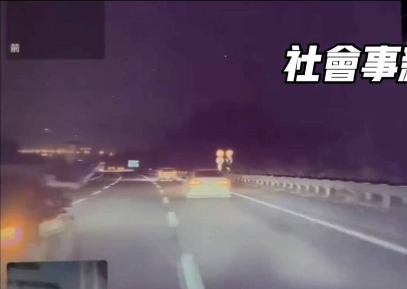 南投國道3號發生行車糾紛，前車副駕乘客竟持棍棒挑釁後車。（取自｢社會事新聞影音｣）