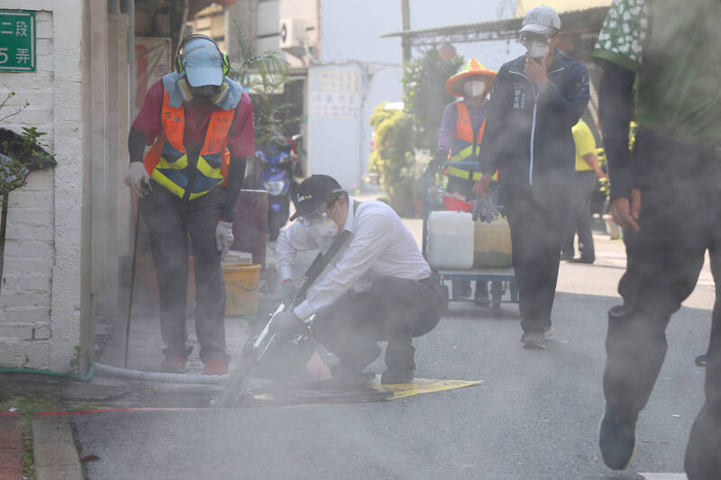 台南市長黃偉哲今日背起重達20公斤的熱煙霧機，與化學兵群弟兄一起進行化學防治。（台南市政府提供）