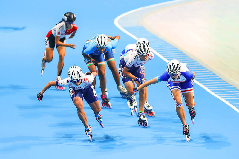 
Taiwan’s Shih Pei-yu, second right, leads the pack, with Taiwan’s Yang Ho-chen, front left, in second, in the Asian Games women’s speedskating 10,000m point-elimination race in Hangzhou, China, yesterday.
Photo: CNA