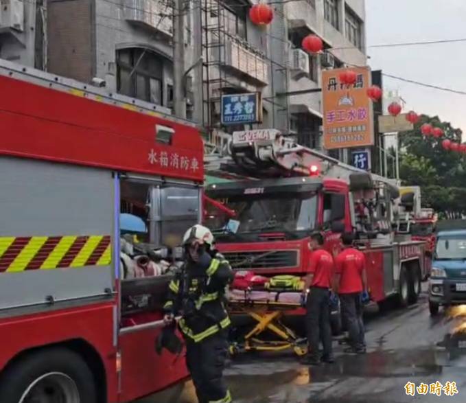 嘉市東公明路一間2層樓鐵皮建物今天凌晨5時許發生火警，警消到場救援。（記者丁偉杰攝）