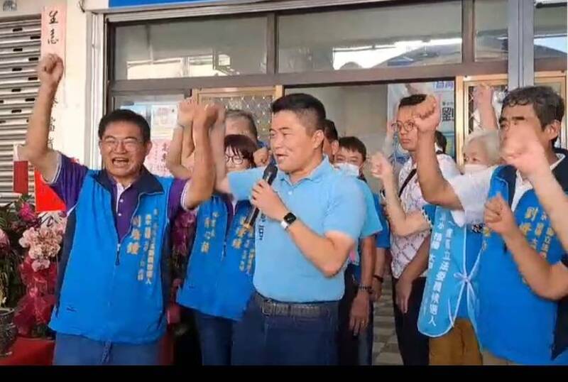 中一立委參選人劉燈鐘成立競選服務處，中二選區立委參選人顏寬恒跨區相挺。（劉燈鐘提供）