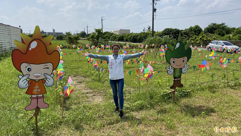 台南六甲街區繁榮文化觀光發展促進會理事長尤淨寬介紹玉米迷宮。（記者楊金城攝）