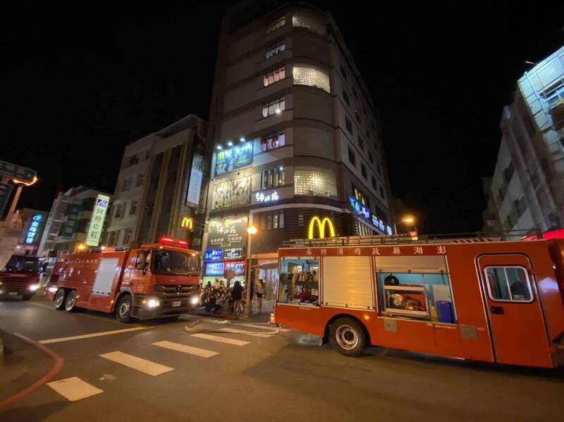 馬公鬧區麥當勞大樓，深夜傳出火警。（澎湖縣政府消防局提供）