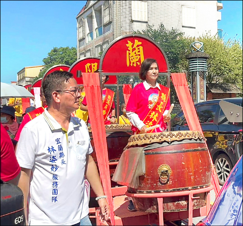 蘭陽媽祖文化節許智信（左白衣者）隨林姿妙遶境。（ 取自蘭陽媽祖文化節粉專）