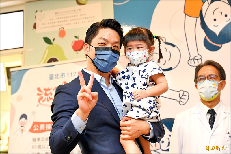 台北市長蔣萬安給打流感疫苗哭鬧的小朋友愛的抱抱。（記者田裕華攝）