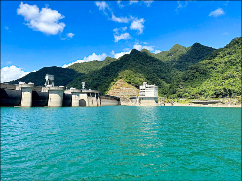 台北市翡翠水庫管理局表示，水庫距離滿水位十公尺，餘裕庫容約二十五％，將可蓄洪防災。（翡管局提供）