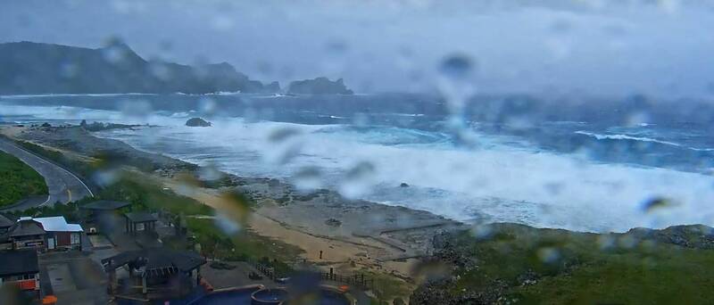 小犬颱風衝擊離島以及小三通海運，此為綠島帆船鼻10月4日上午10點半即時影像，沿海已有長浪。（取自觀光署東海岸國家風景區直播）