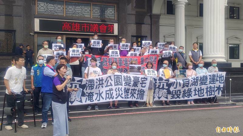 澄清湖旁居民今由護樹團體與民代陪同，至高市議會陳情反對開發小貝湖。（記者王榮祥攝）