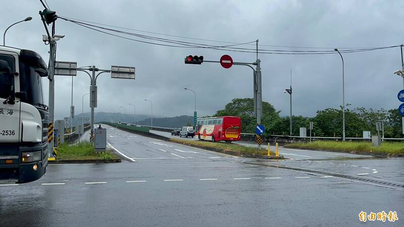 台68線東西向快速公路在東側的終端與台3線交會，目前是假日和平日上下班的瓶頸路段。（記者黃美珠攝）