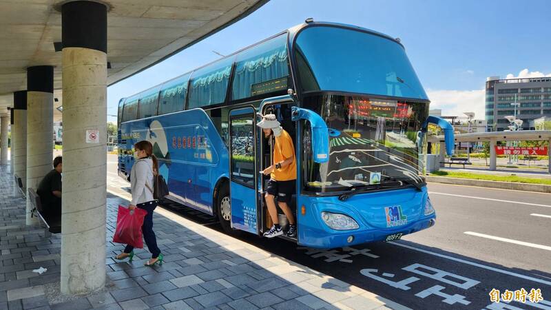 宜蘭縣力推的國道客運加雙北捷運2300元北宜生活圈月票，原訂10月上路，但卡在一筆2.8億元的刷卡（驗票）機程式設定費，一直未獲交通部公路局核定，已確定無法上路。（記者游明金攝）