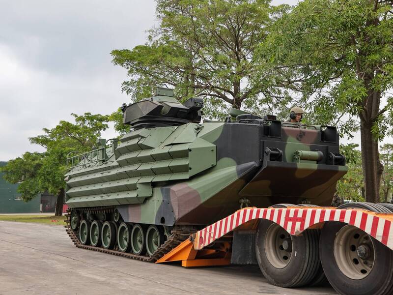 海軍陸戰隊兩棲突擊車（AAV7）完成整備及進駐，依令投入救災任務。（海軍司令部提供）