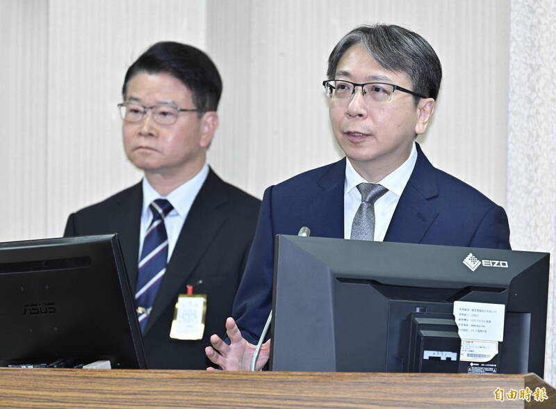 國安局長蔡明彥(右)、調查局長王俊力(左)4日出席立法院外交及國防委員會,提出「國家情報工作暨國家安全局業務報告」並備質詢。(記者塗建榮攝) 國安局長蔡明彥(右)、調查局長王俊力(左)4日出席立法院外交及國防委員會,提出「國家情報工作暨國家安全局業務報告」並備質詢。(記者塗建榮攝)