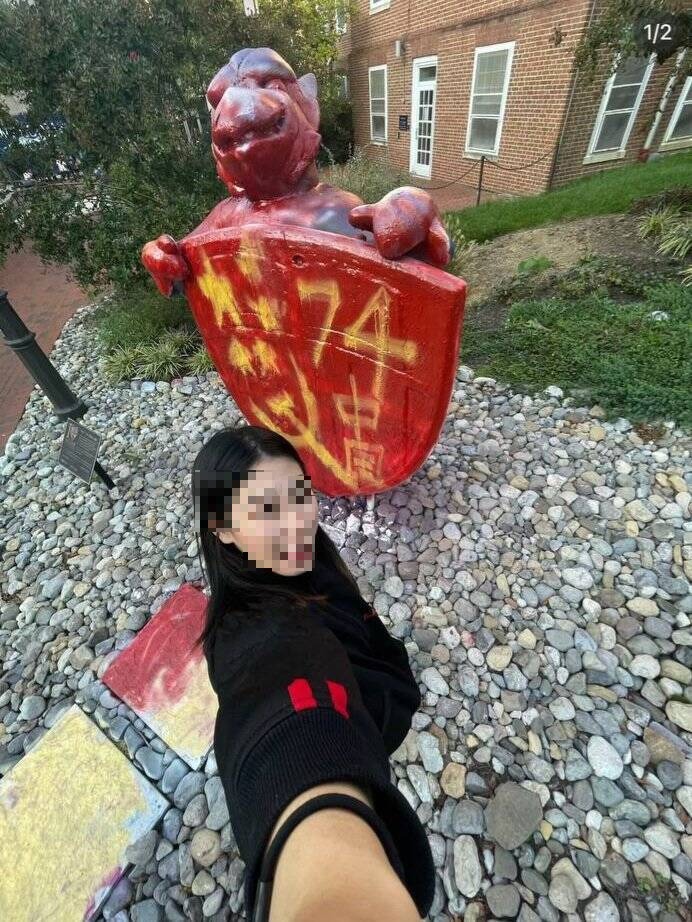 小粉紅大學吉祥物上噴漆慶中國國慶 隔日被網友惡搞回敬