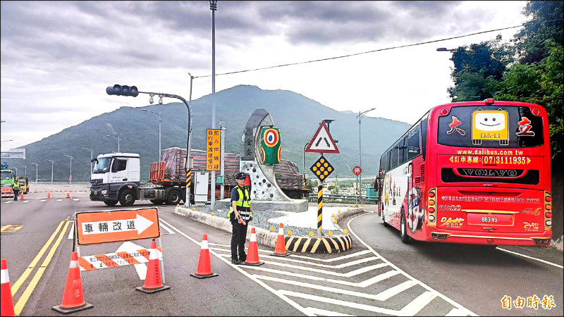 金崙大橋因小犬颱風來襲預警性封閉，警方交管指揮往返車輛改走金崙社區舊台九線。（記者陳賢義攝）