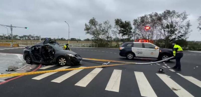 台南颱風天清晨發生一件離奇的自撞，19歲的許姓駕駛不知道為何撞上路燈桿死亡。（民眾提供）