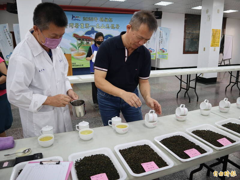 許多人喝茶怕睡不著覺，台灣茶葉運銷合作社經理吳智中表示，喝錯茶才會失眠！（記者歐素美攝）