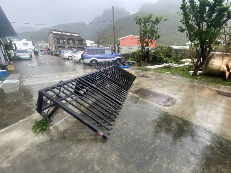 朗島國小校門口鐵門不敵強陣風斷裂倒塌。（李建興提供）